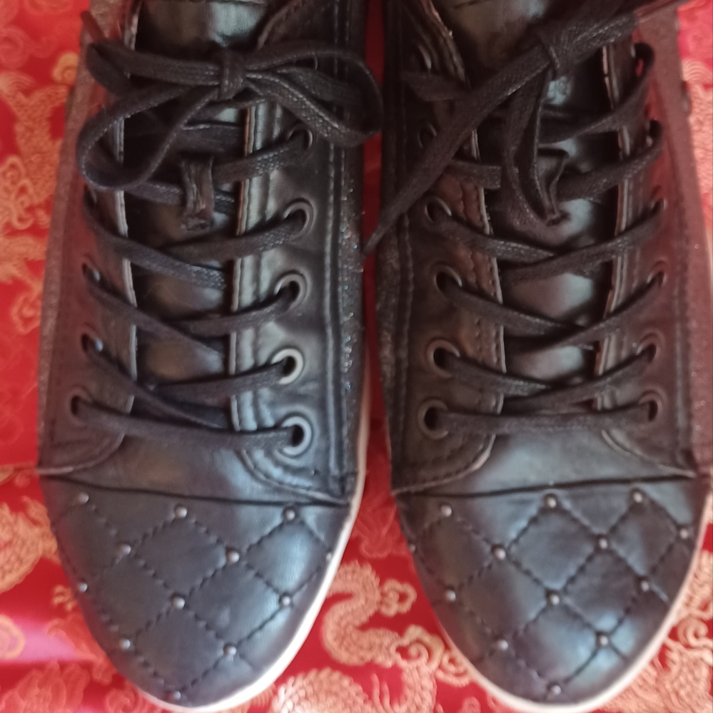 vince camuto tennis shoes